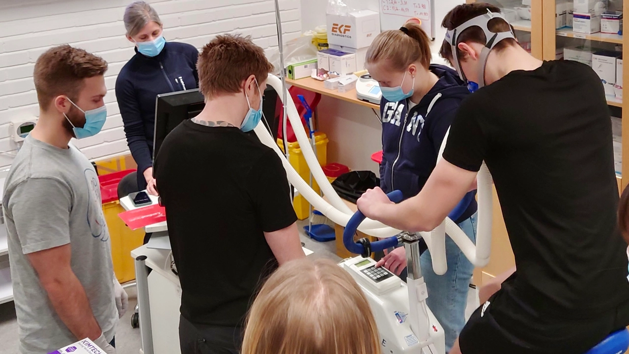 Avancerad testutrustning i forskningsdelen av labbet