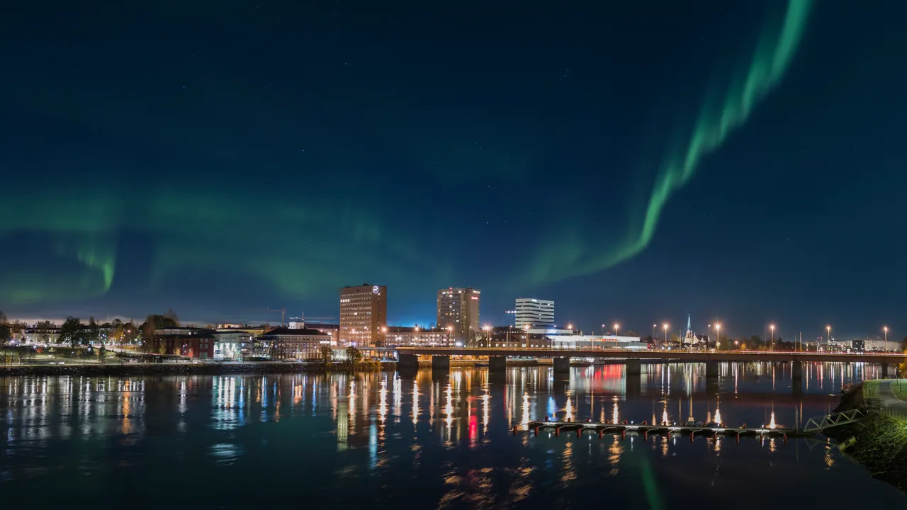 Norrsken över Konstnärligt campus med älven i förgrunden.