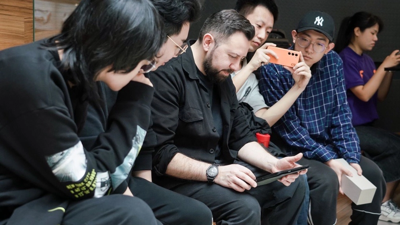 Bild på Juan Pablo Bernal omgiven av kollegor