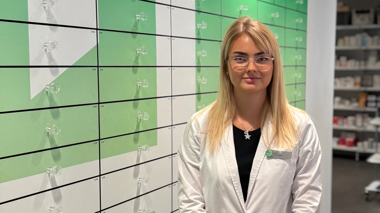 Bild på receptarien Elvira Nyström på hennes arbetsplats, ett apotek i Uppsala.