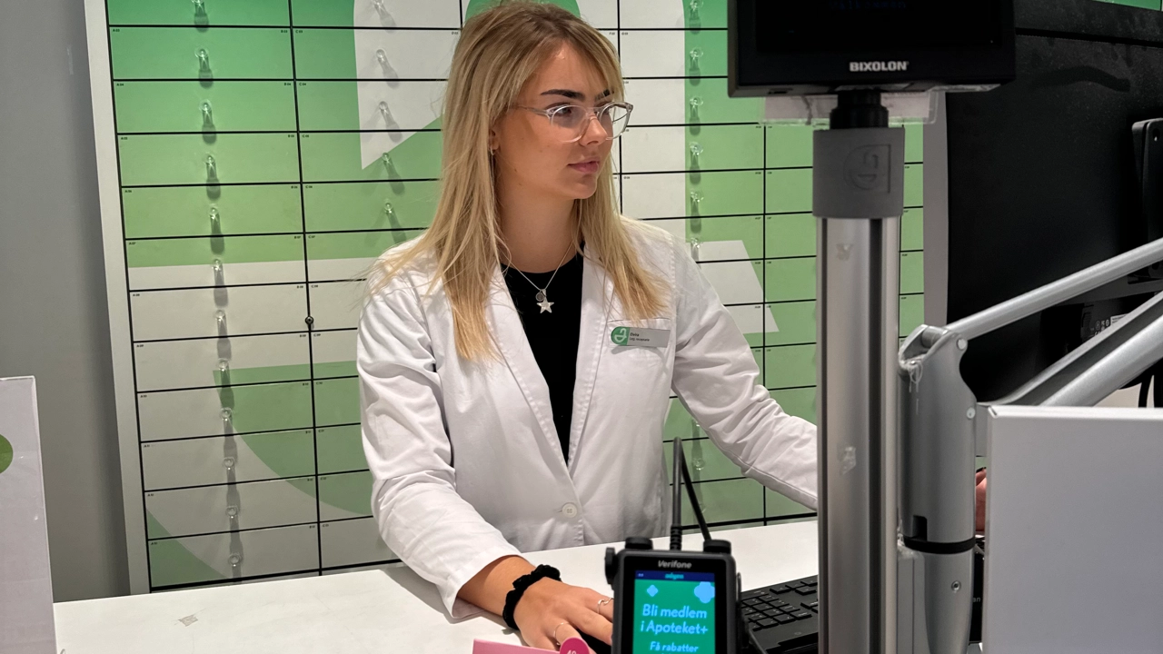 Bild på receptarien Elvira Nyström på hennes arbetsplats, ett apotek i Uppsala.