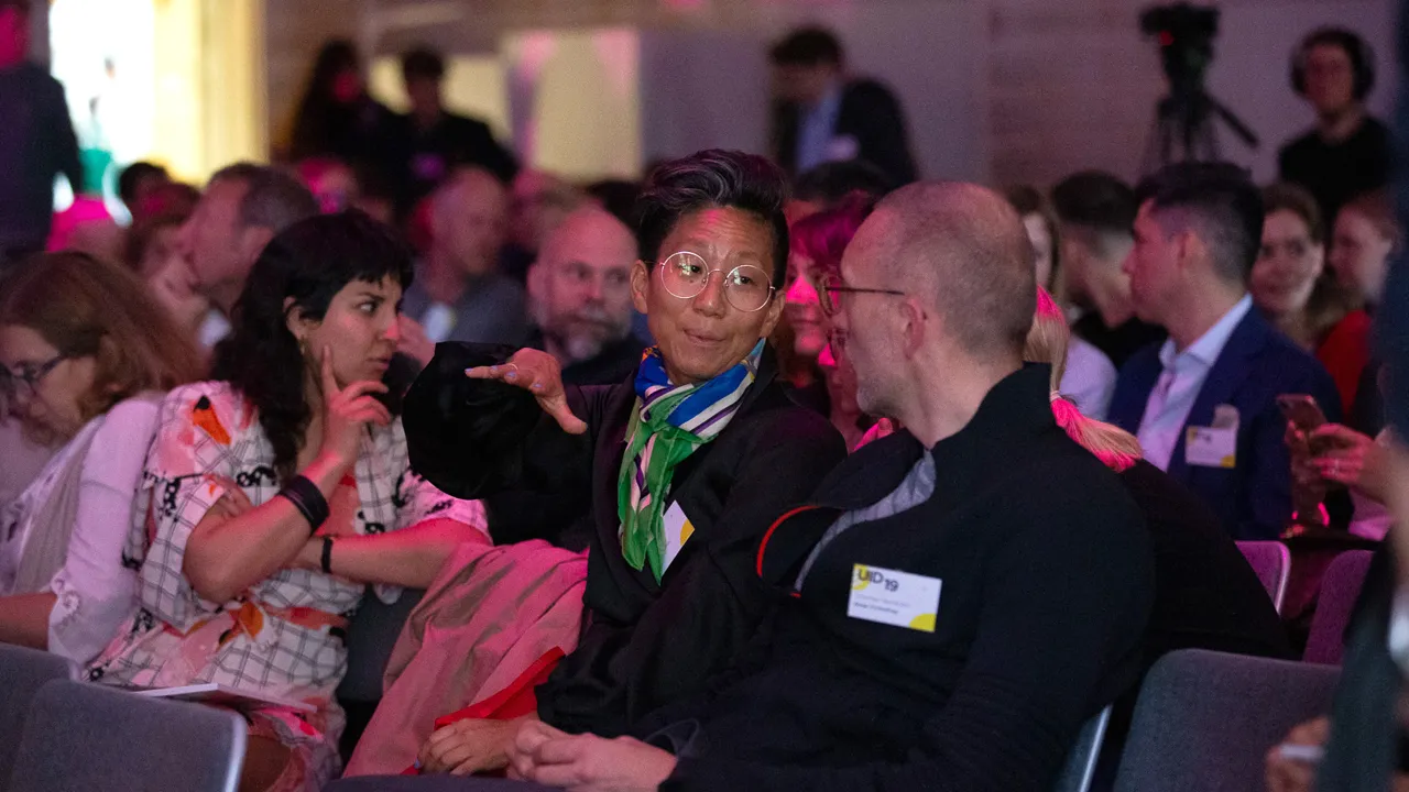 alumner i publiken på examenseventet vid designhögskolan 2019