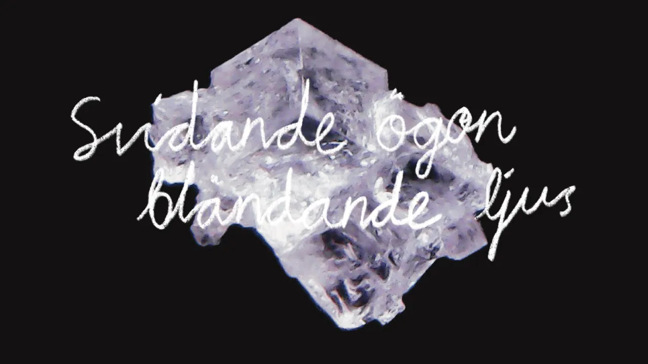 Skimrande kristall mit svart bakgrund