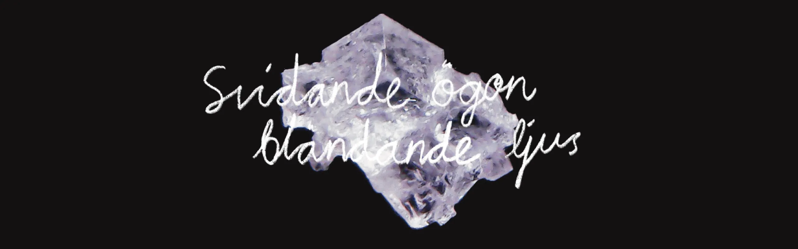 Skimrande kristall mit svart bakgrund