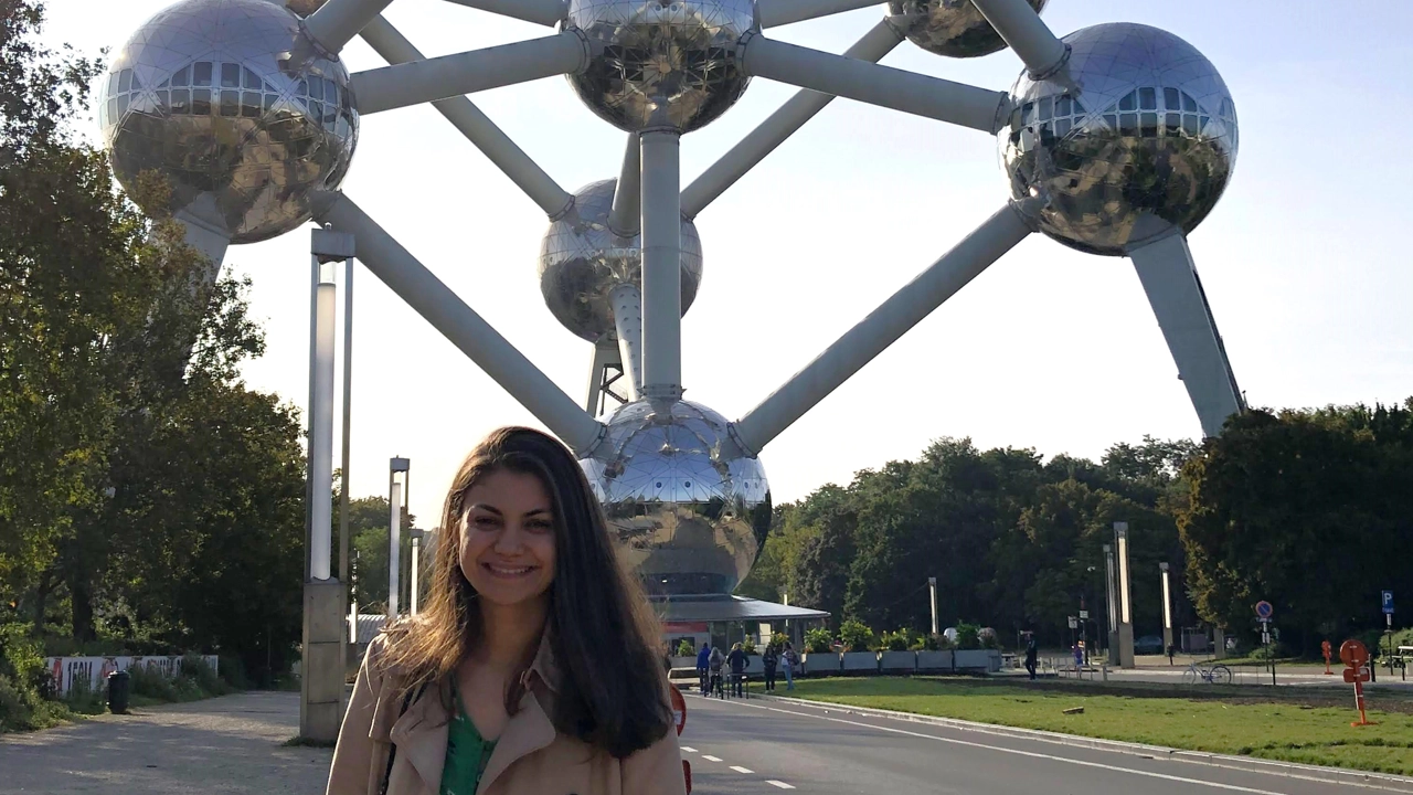  Lilian framför Atomium