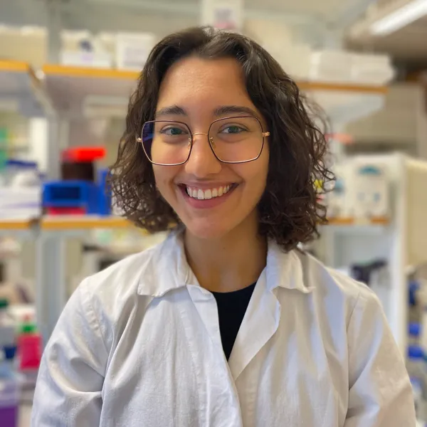 Portrait photo of Inés Hernandez Crego, lab in the background