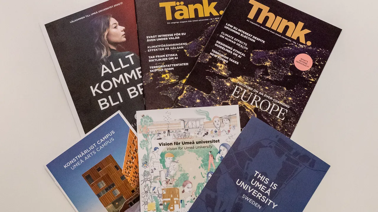 Några broschyrer från Umeå universitet på ett bord.