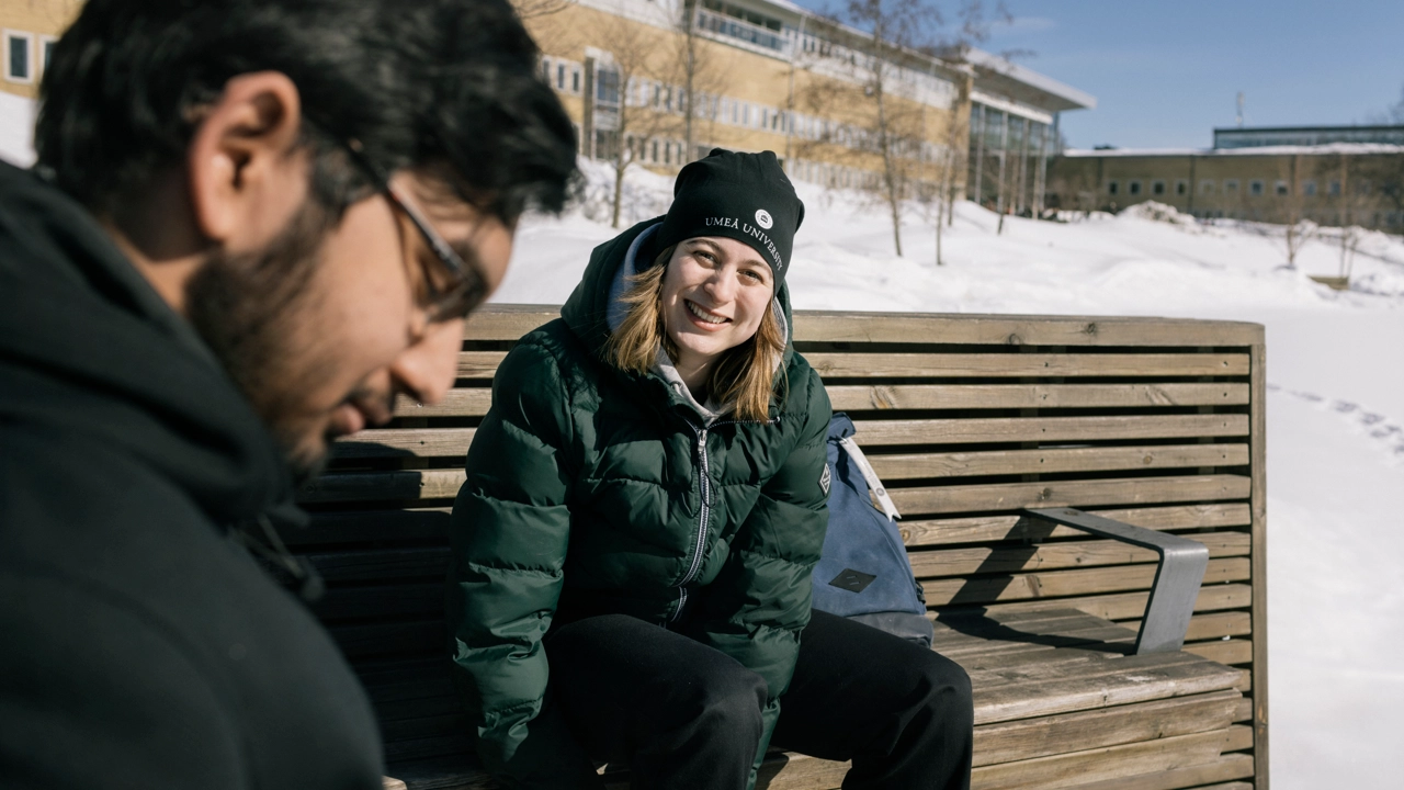 Internationella studenter vid campusdammen på vintern.