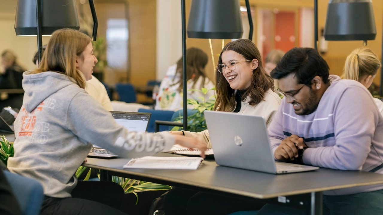 Som en del av sin utbildning undersöker två personer undersöker olika handgrepp på ett bord.