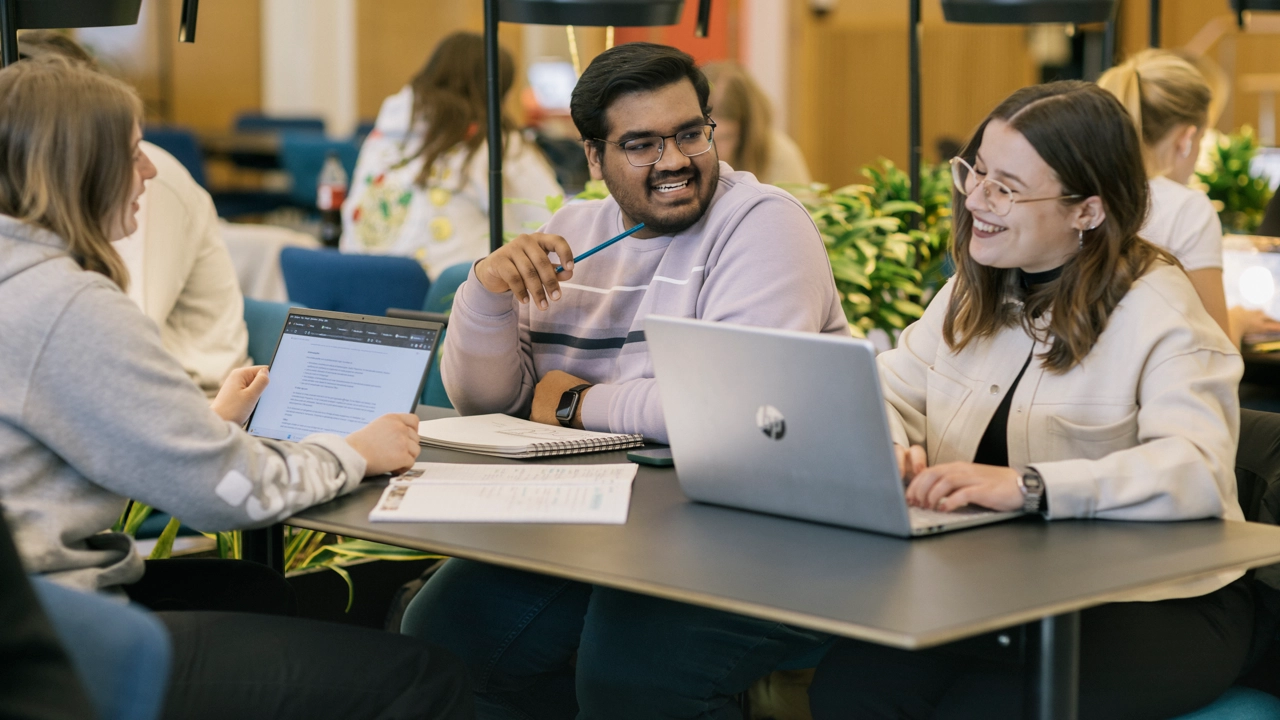 Internationella studenter studerar i Humanisthuset