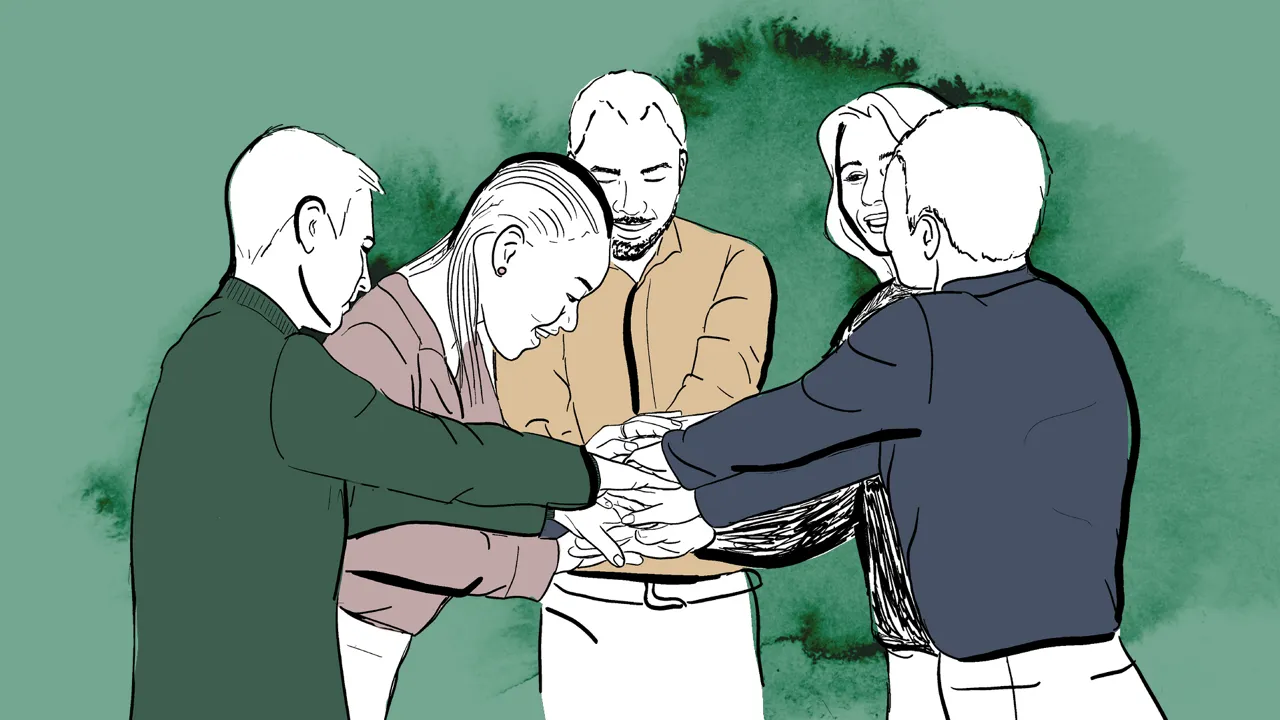 Fem personer står samlade med händerna tillsammans i mitten.