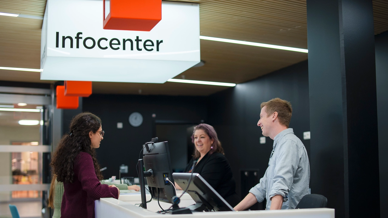 The Infocenter helpdesk in the middle of supporting a student.