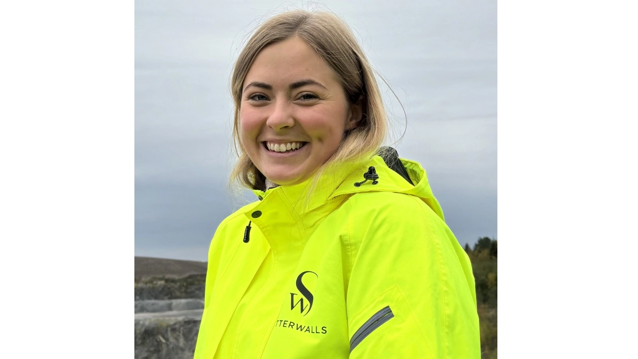 Jenny Perérs i gul varseljacka som ler.