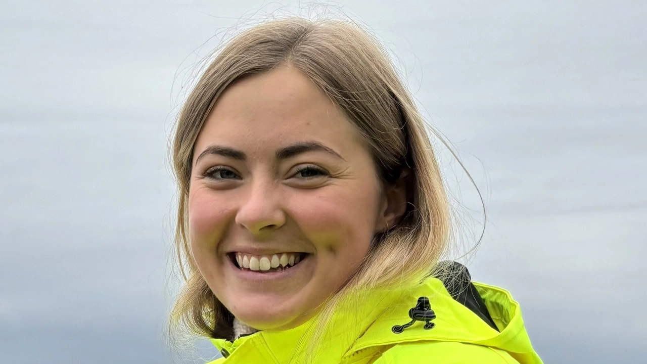 Jenny Perérs i gul varseljacka som ler.