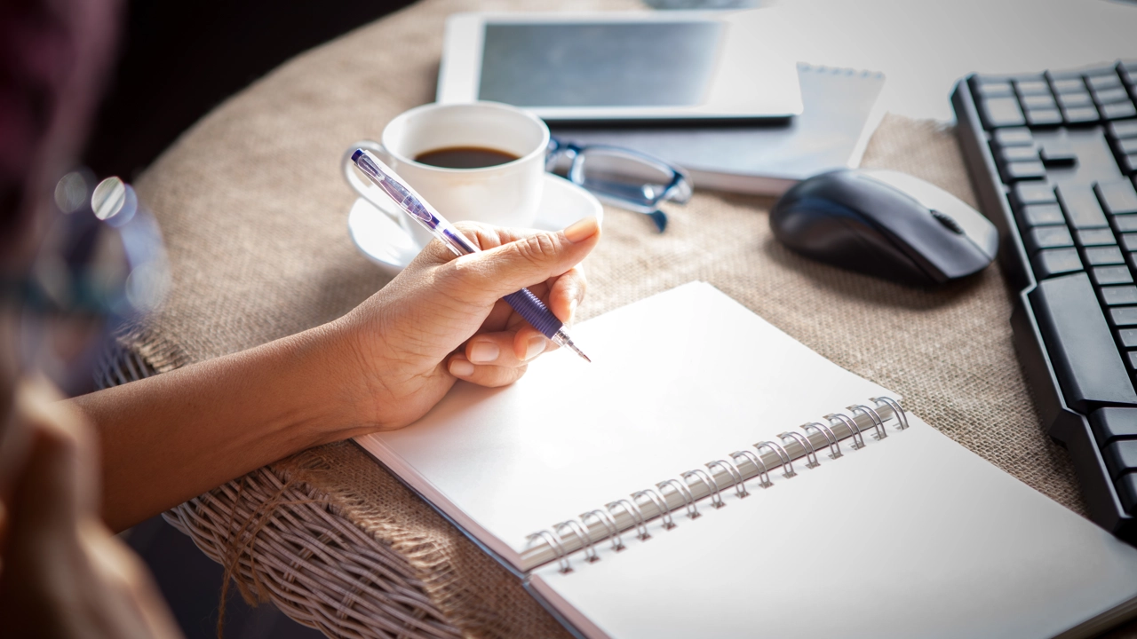 Person som jobbar vid datorn hemifrån.