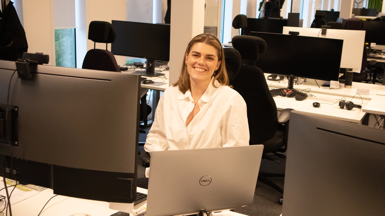 Foto på Johanna Pettersson sittande i kontorslandskapet på Nasdaq i Umeå