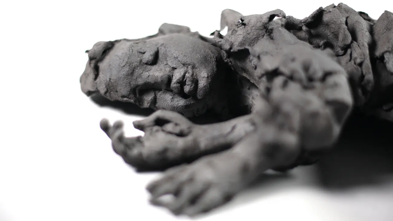 Skulptur i lera föreställande en människa