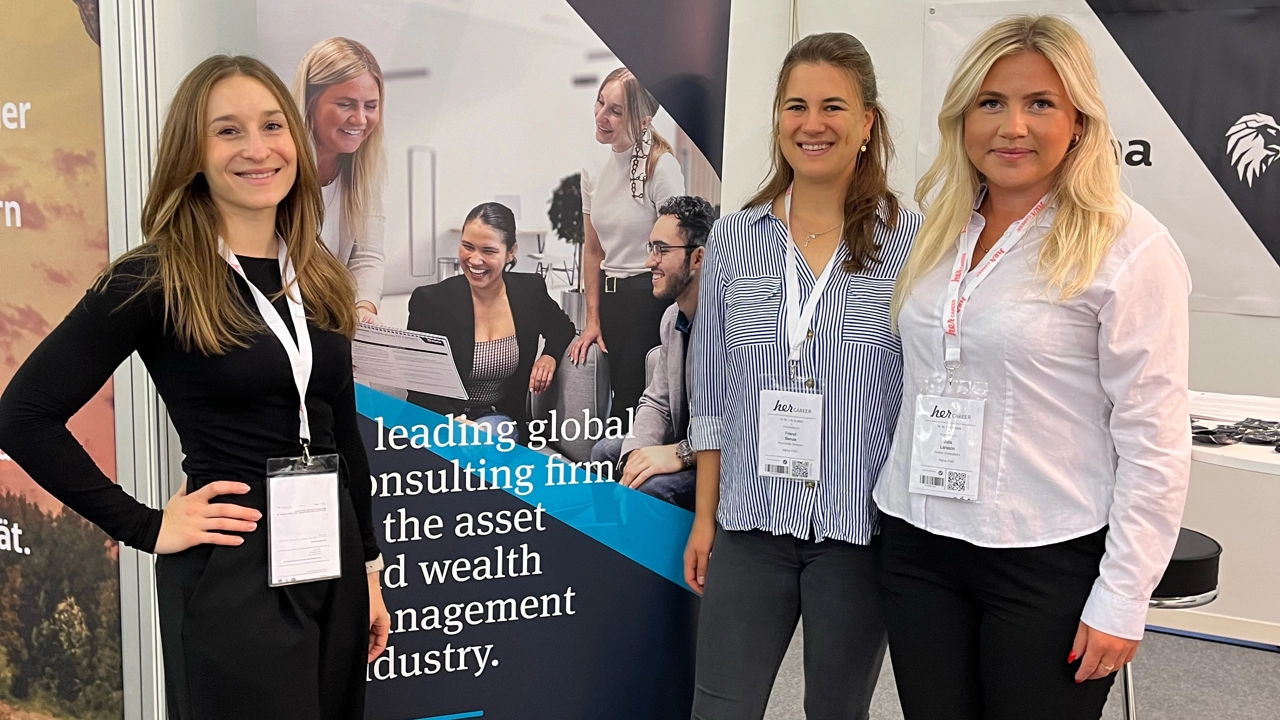 Bild på Julia Larsson, längst till höger, tillsammans med två kollegor