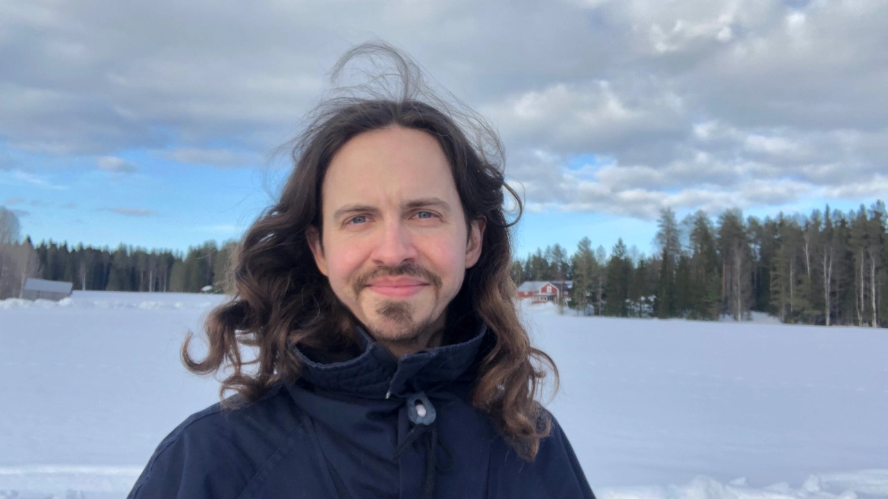 Man på en snöklädd åker