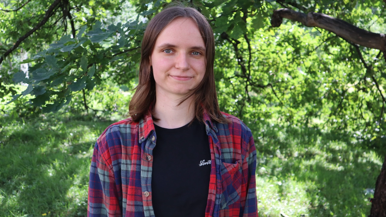 Photo of Katharina Schmid, trees in the background