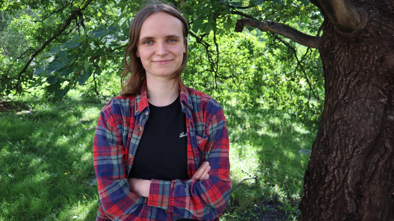 Foto av Katharina Schmid, i bakgrunden grönskande träd