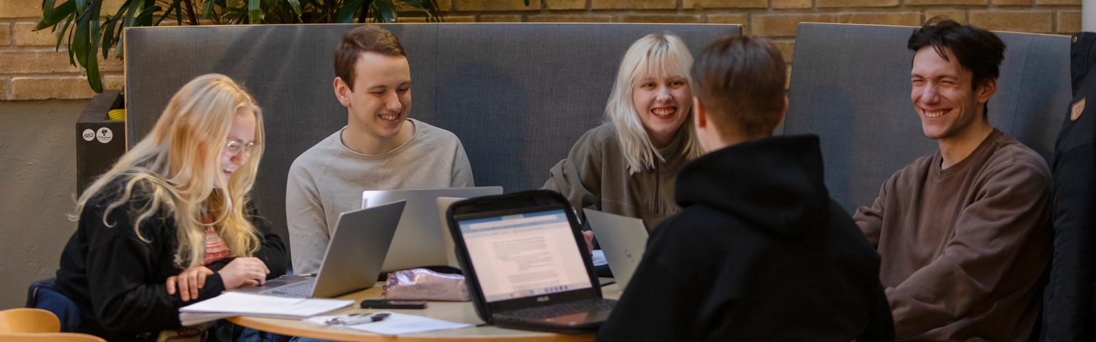 Studenter som grupparbetar i KBC-huset