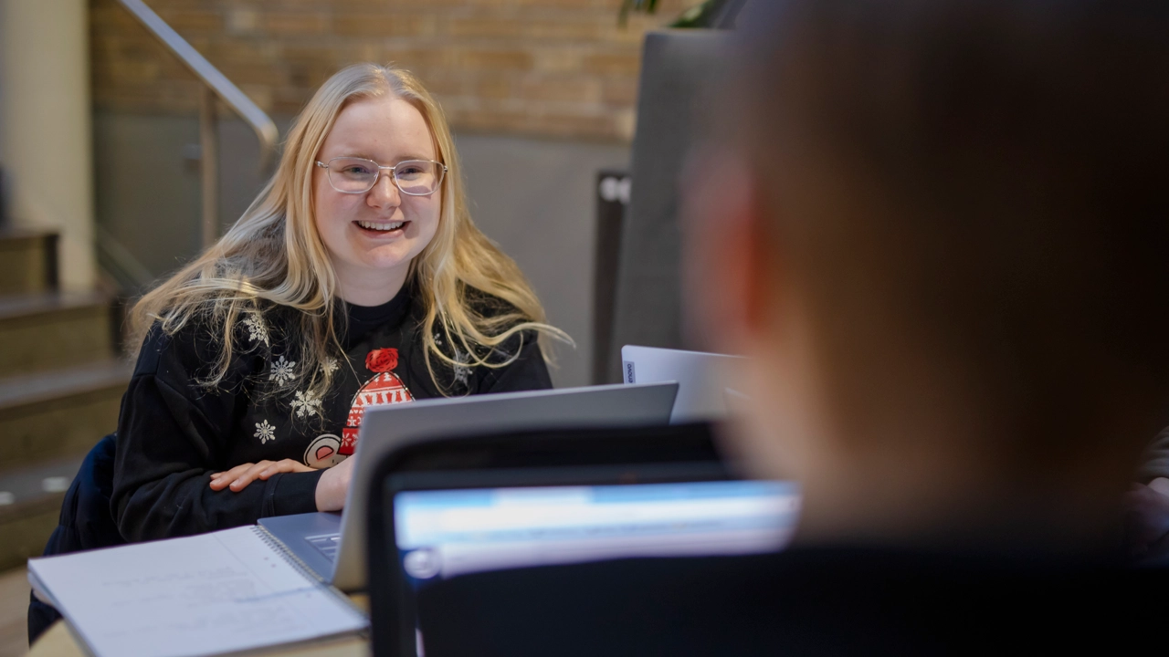 Studenter som grupparbetar i KBC-huset