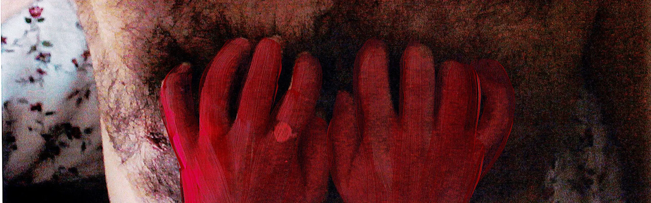 Röda händer river en bröstkorg.