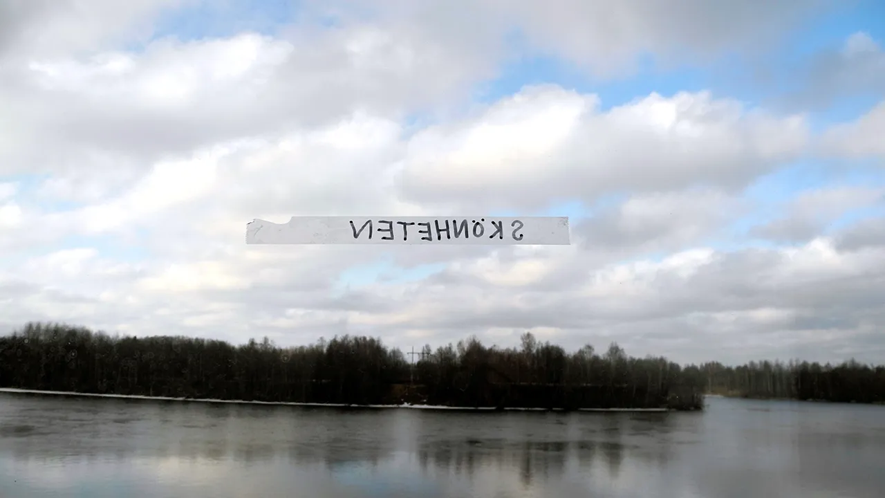 Utsikt från Konsthögskolan mot älven med textremsa på fönstret där det står skönheten.