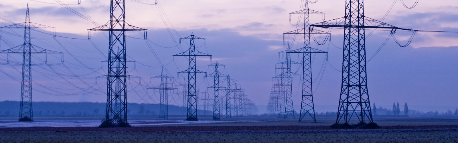 Bild på kraftledningar i skymningsljus