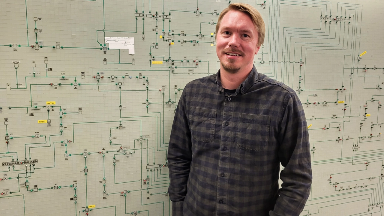 Bild på Kristoffer Bylund, i bakgrunden schematisk bild över elnät