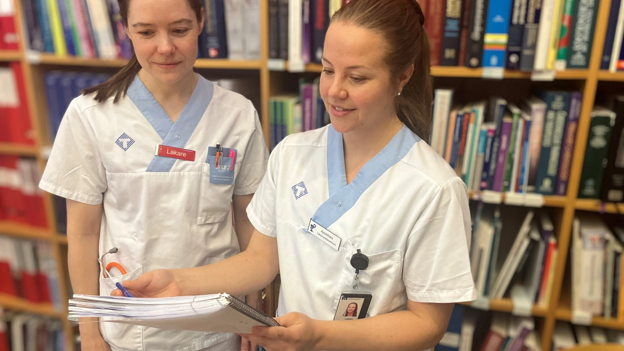 Bild på Linnea Abramsson (till höger), klinisk apotekare, till vänster är kollegan Elina Bäcklund.