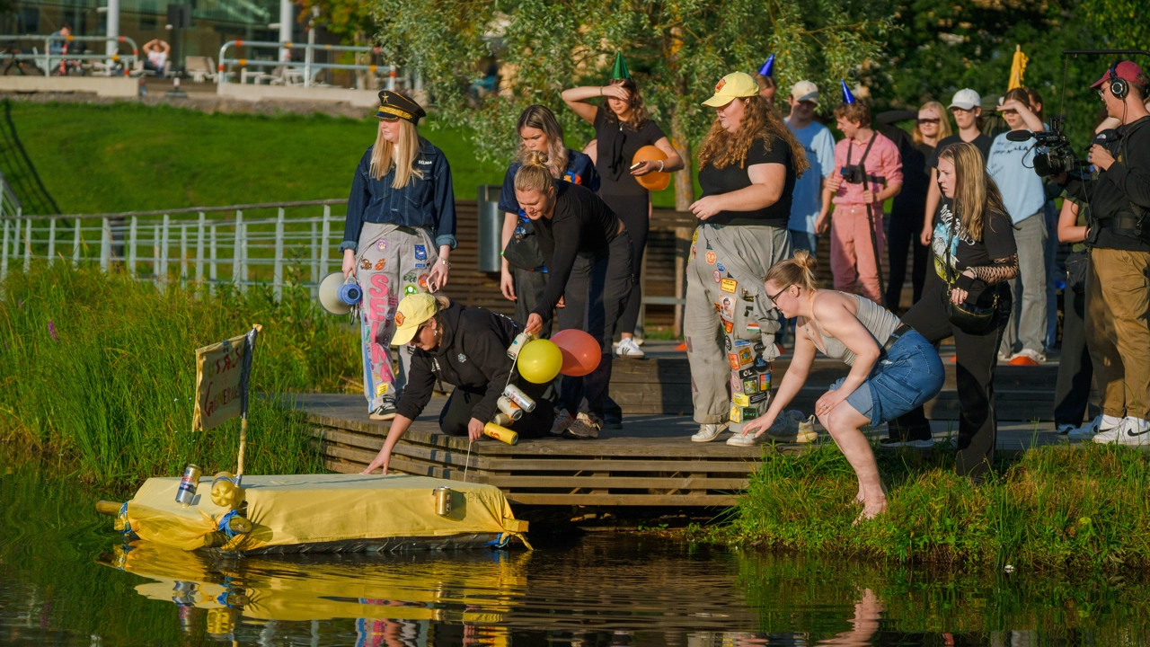 Båtrace UMPE (umeå pedagogerna) vid Campusdammen