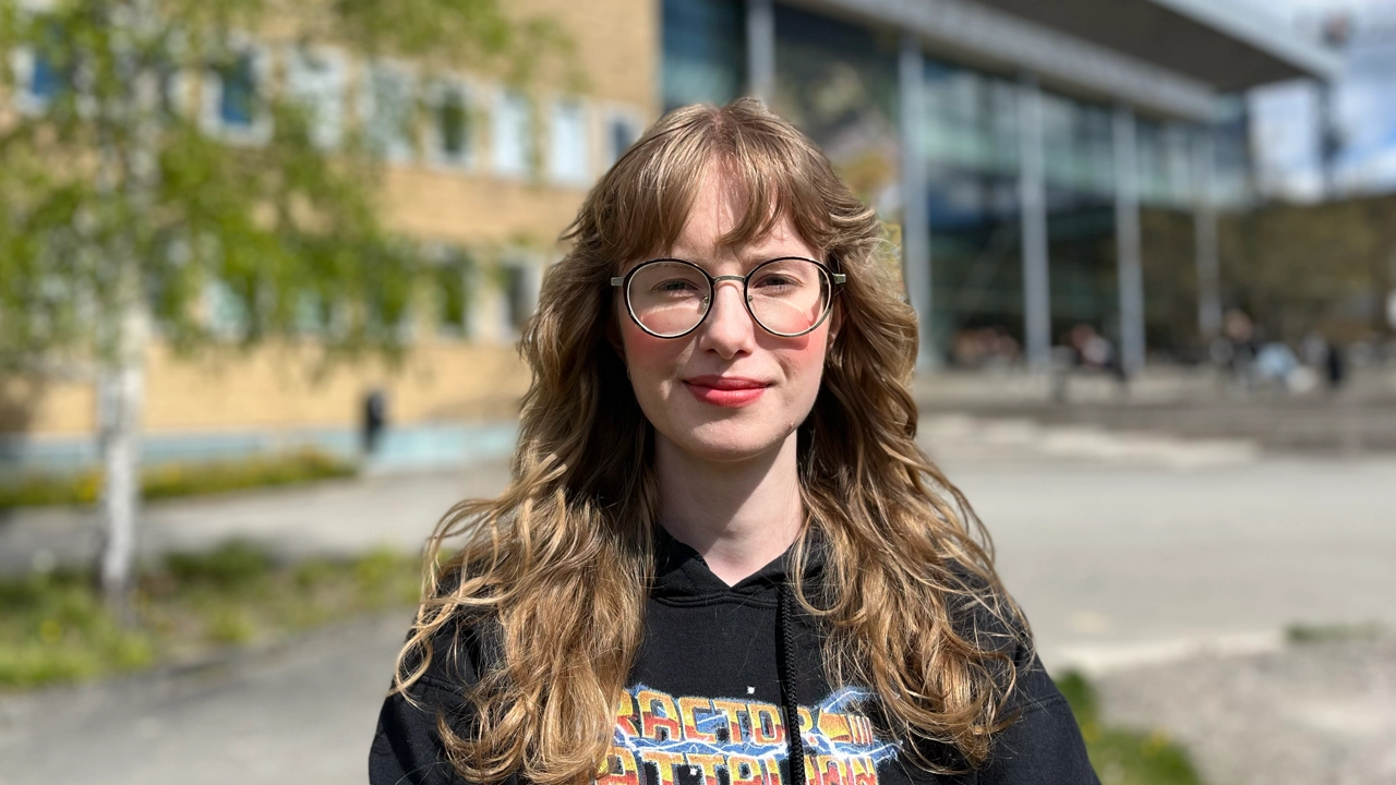 Portrait of Lūcija in front of the Lindell Hall on campus.