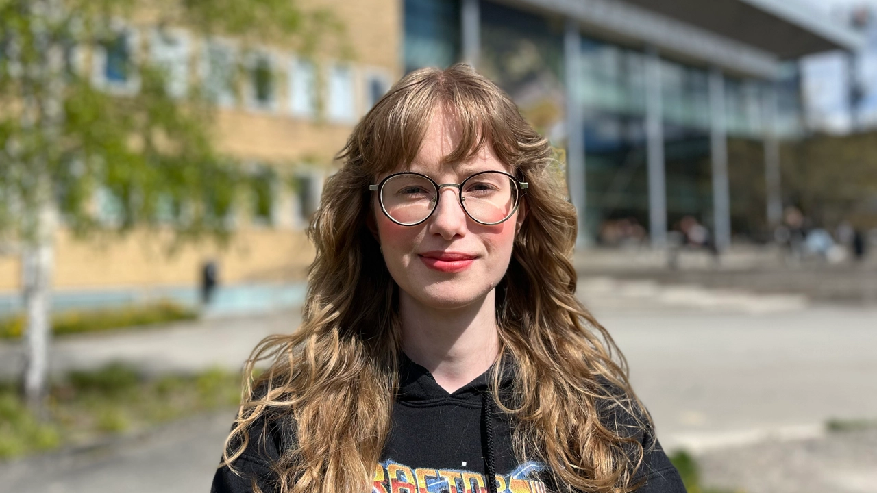 Portrait of Lūcija in front of the Lindell Hall on campus. 