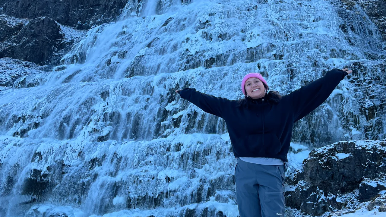 En person som står framför ett vattenfall