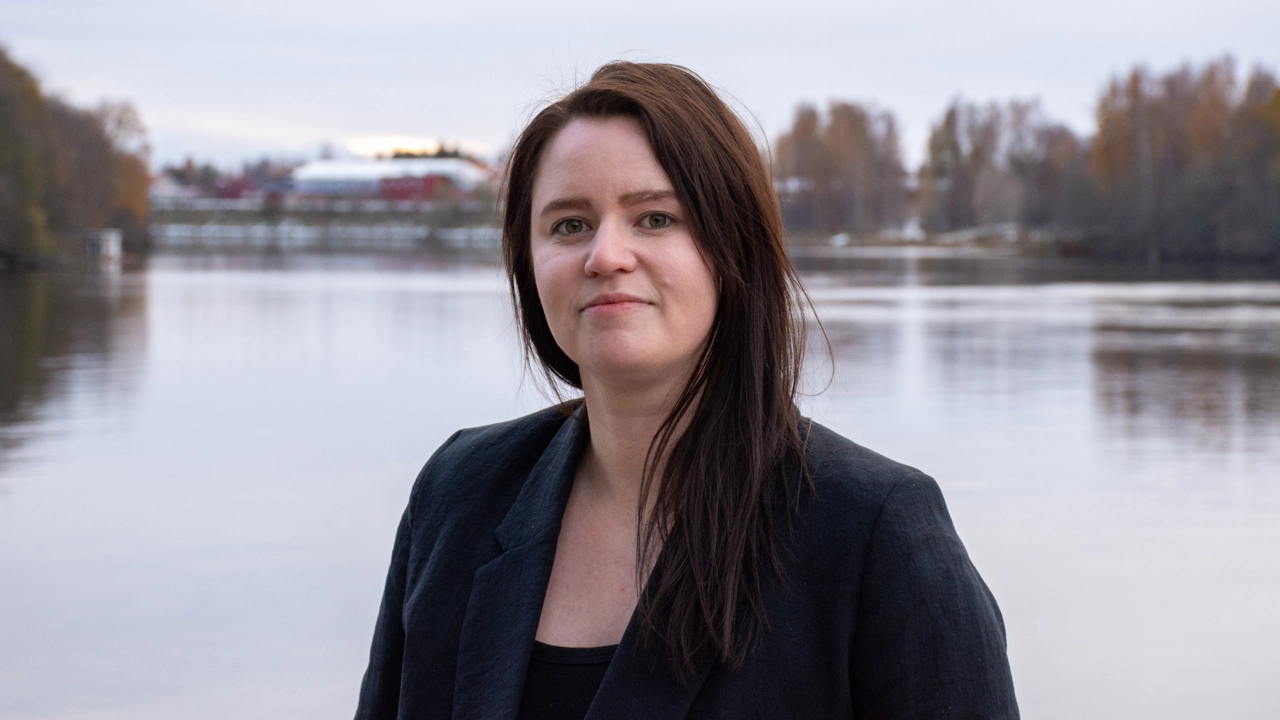 Bild på Magdalena Vikström, i bakgrunden Umeälven