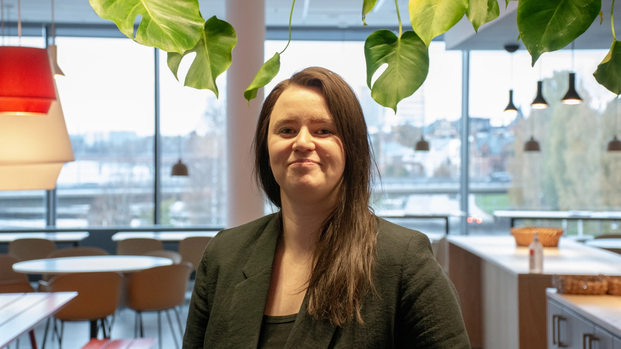 Bild på Magdalena Vikström i personalrummet på WSP
