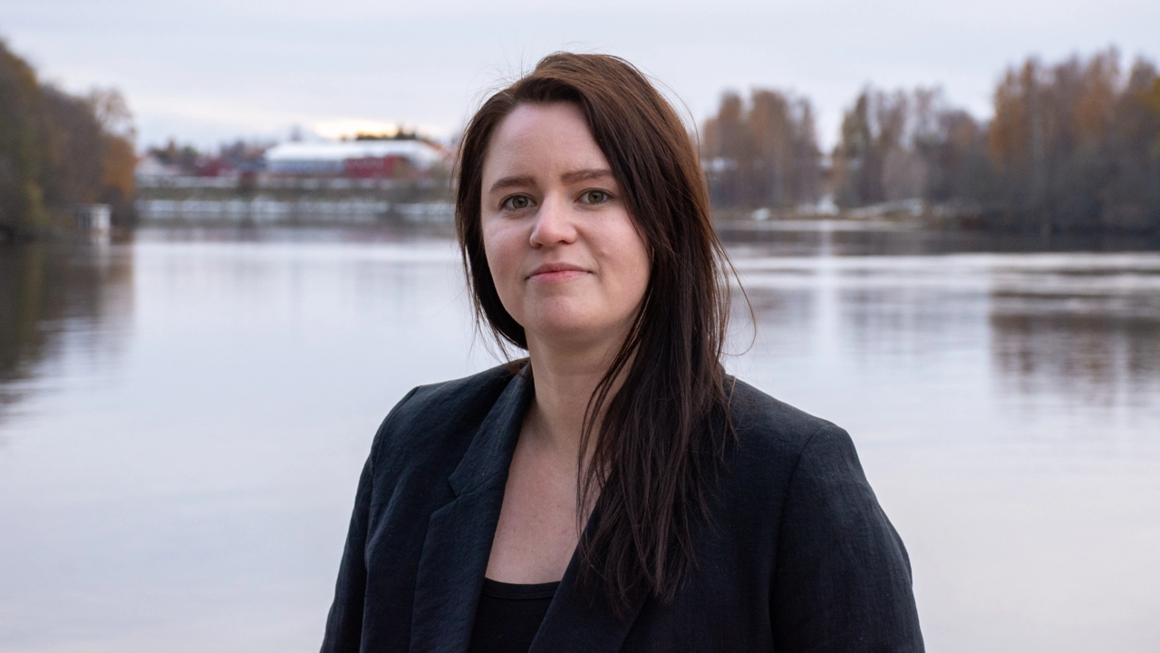 Bild på Magdalena Vikström, i bakgrunden Umeälven