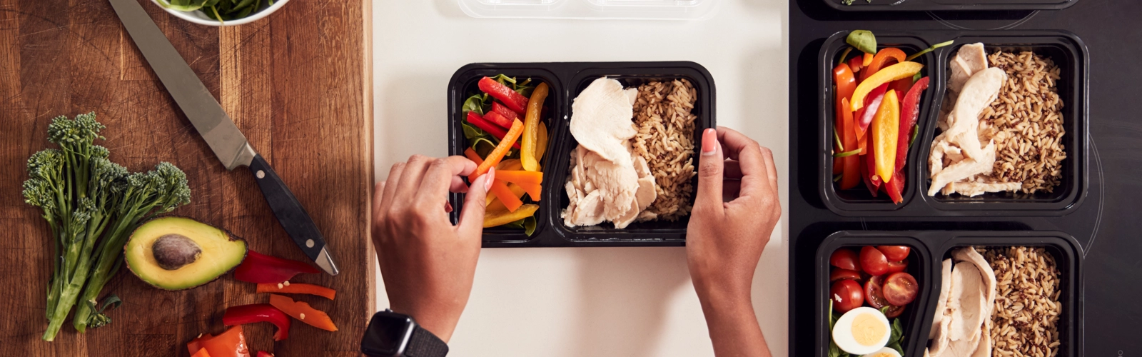 Kvinna som förbereder matlådor. Vy uppifrån.