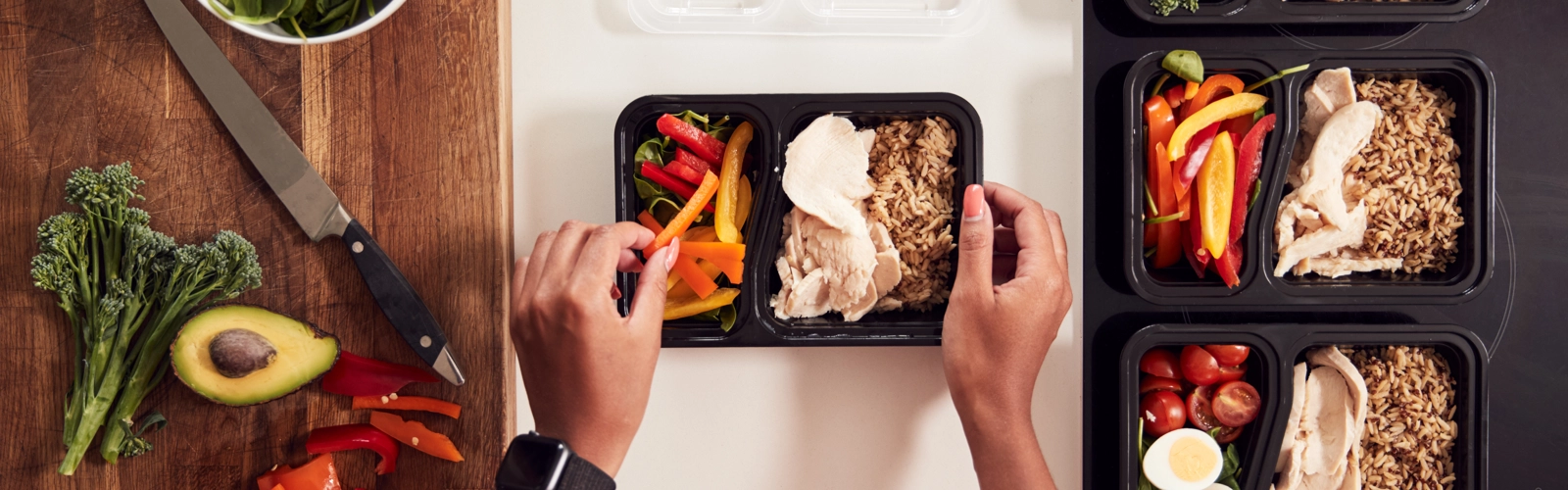 Kvinna som förbereder matlådor. Vy uppifrån.