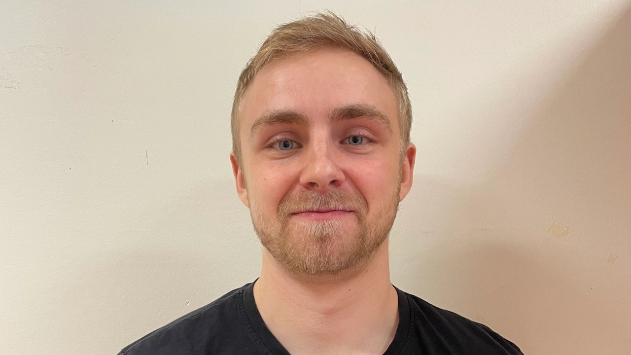 Porträtt på Matous Jimel mot vit bakgrund.