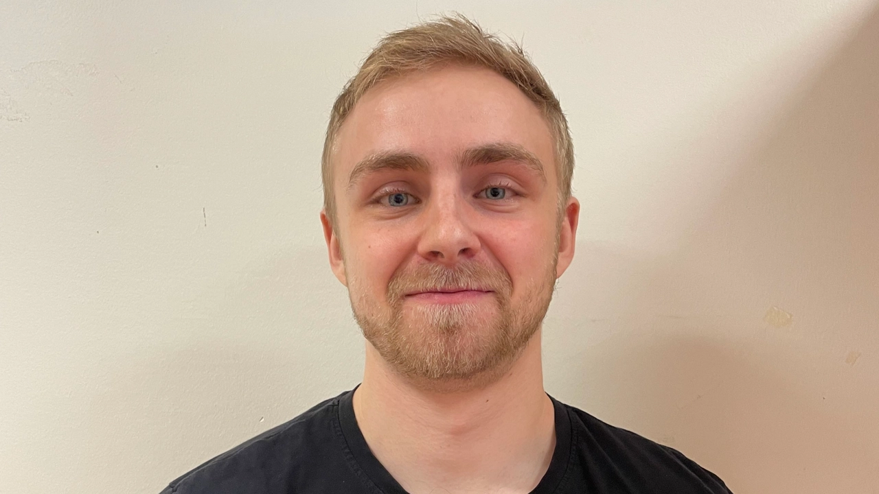 Porträtt på Matous Jimel mot vit bakgrund.