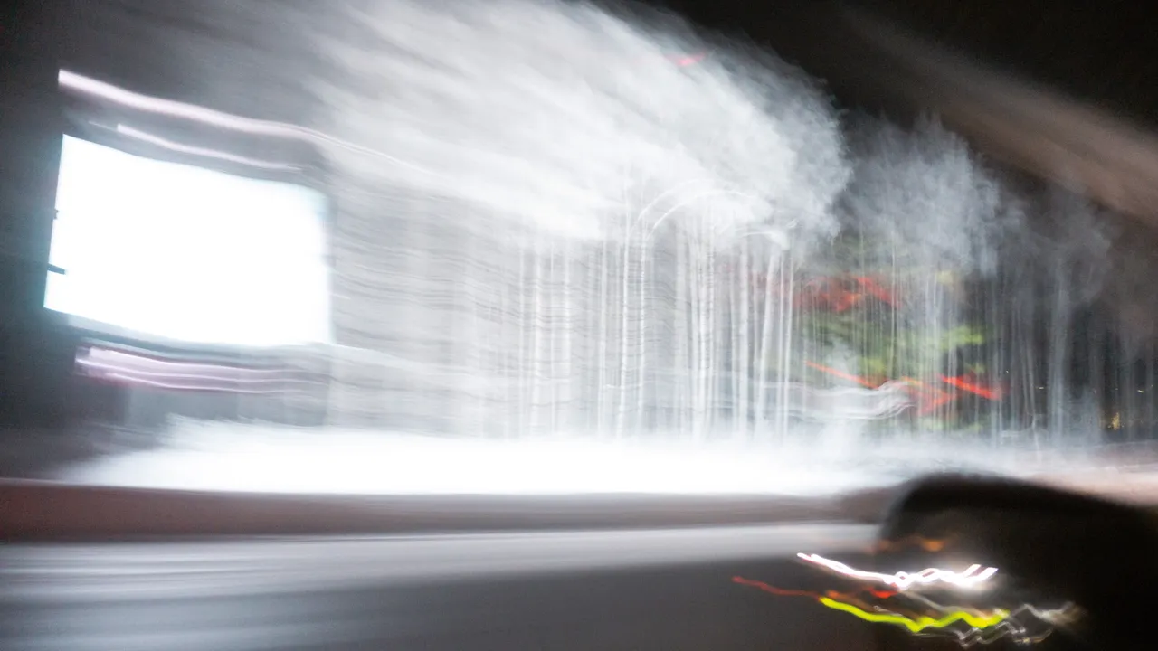 Suddigt fotografi, olikfärgad belysning.