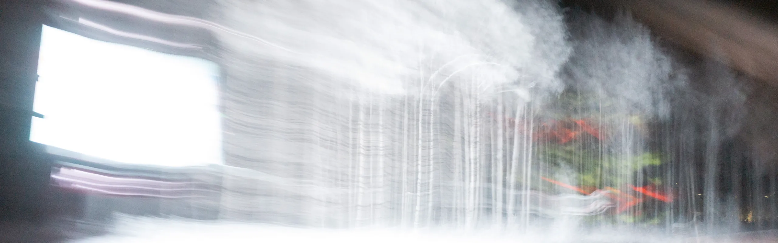 Suddigt fotografi, olikfärgad belysning.