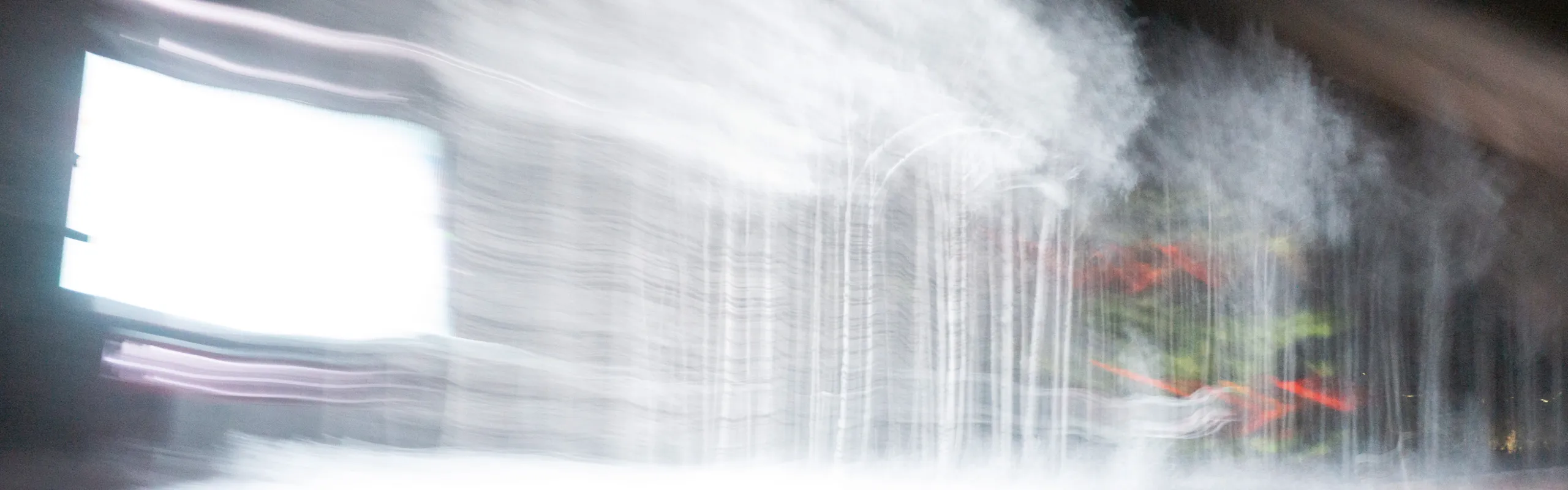 Suddigt fotografi, olikfärgad belysning.