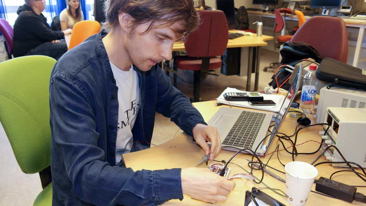 Bild på David Skånehult, student, i elektroniklabbet