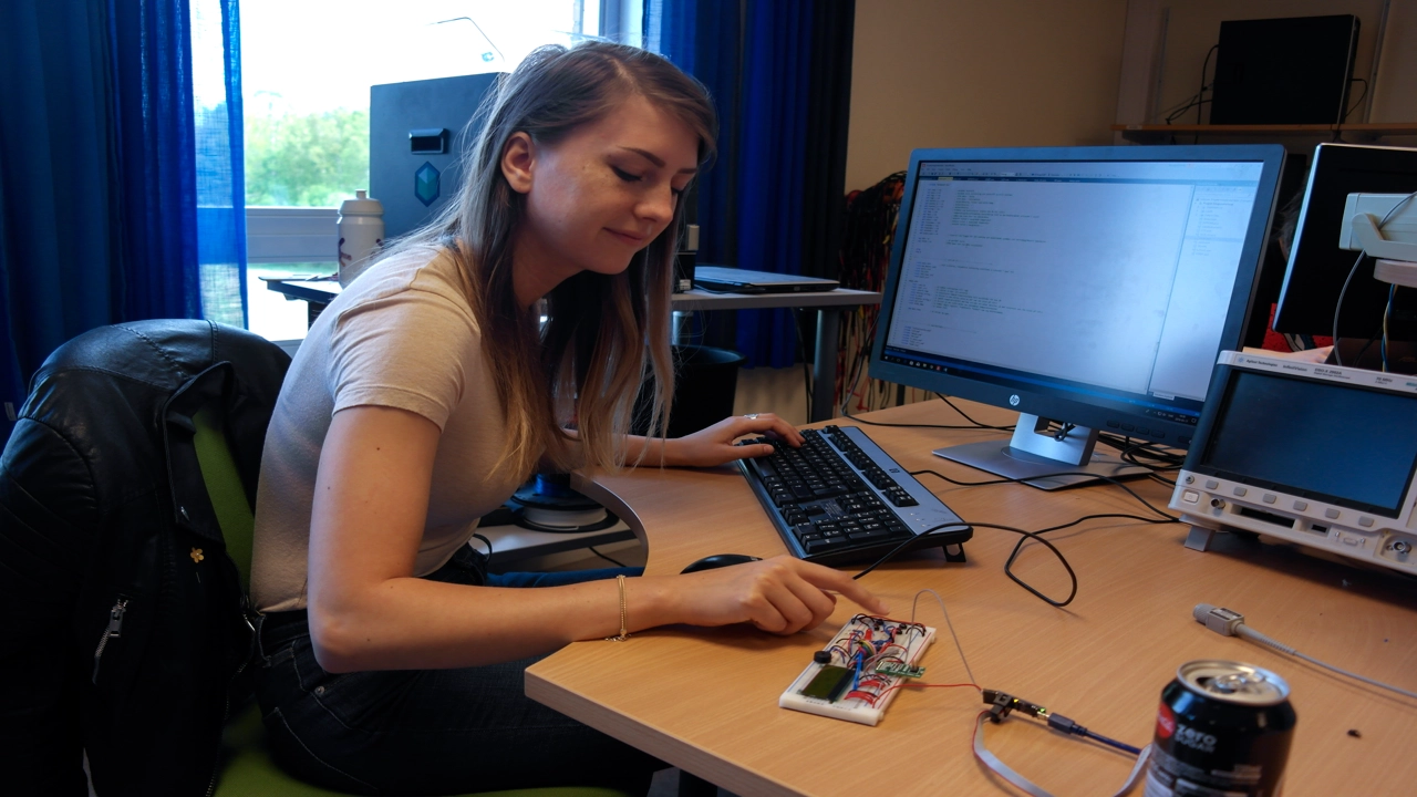 Bild på Frida Granberg under arbete med mikrodator sittande vid skrivbord