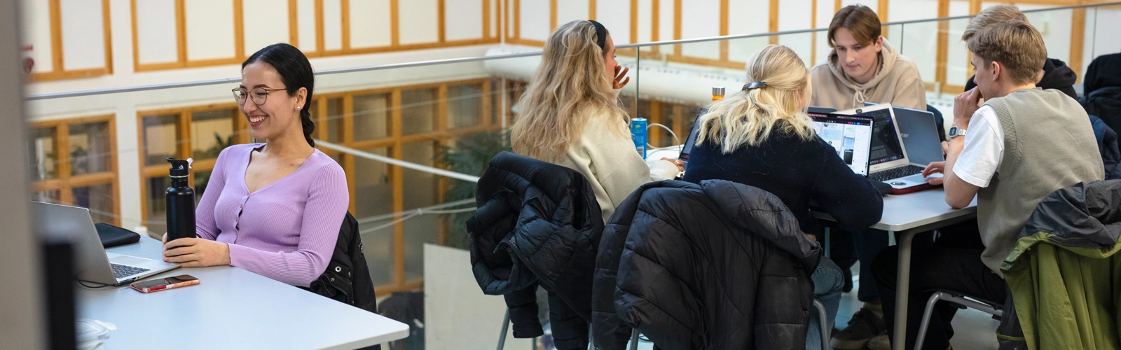 Studenter grupparbetar i MIT-huset