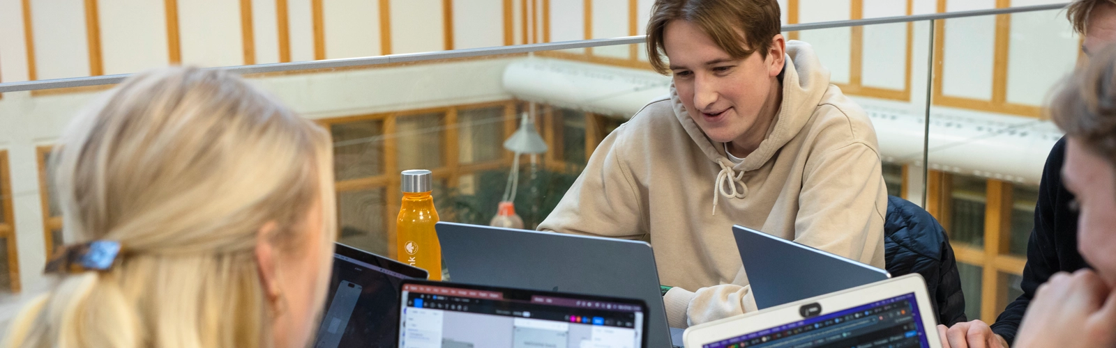 Studenter grupparbetar i MIT-huset